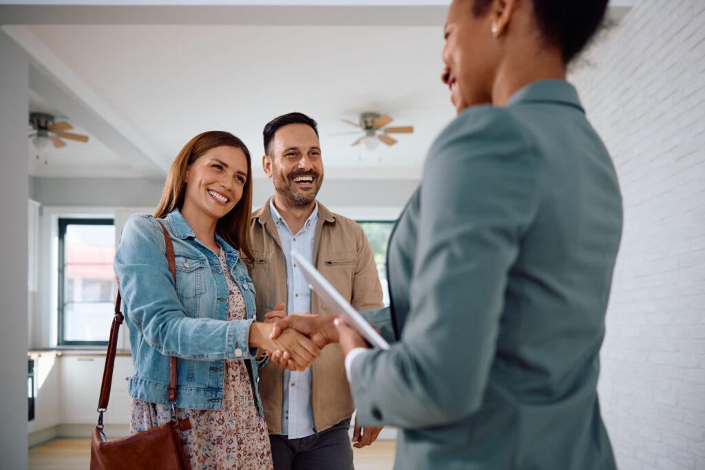 Couple heureux de signer avec leur commerciale